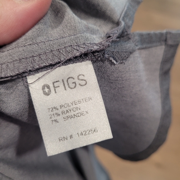 FIGS Gray Scrub Top Size Small - Picture 4 of 6